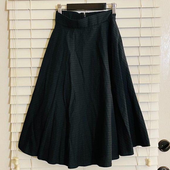 Elegant UNIQLO A-line black skirt - Picture 2 of 9